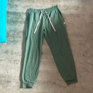 Vuori women’s green Sweatpants/joggers